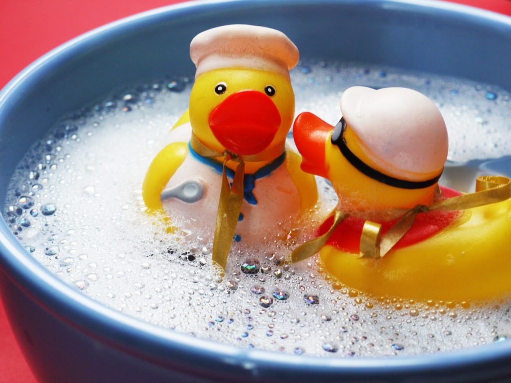 bathtub, splash around, ducks-1517727.jpg